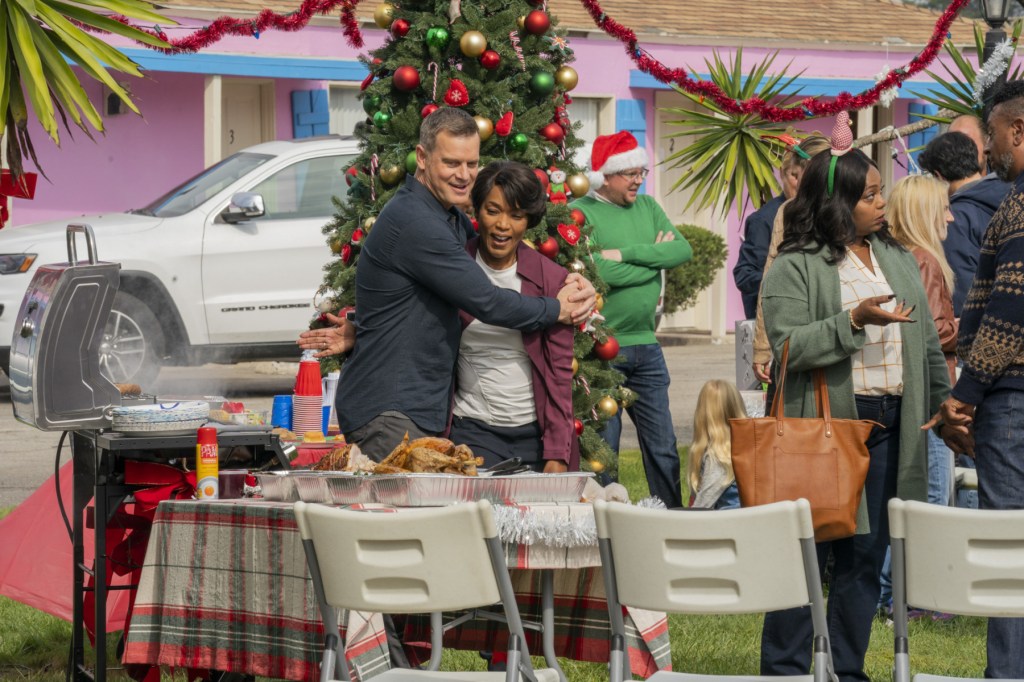Bobby et Athena dans l'épisode de Noël de la saison 5. 