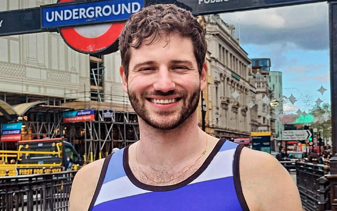 Depuis le côté, la star Alexander Lincoln aborde sa sexualité et ses étiquettes