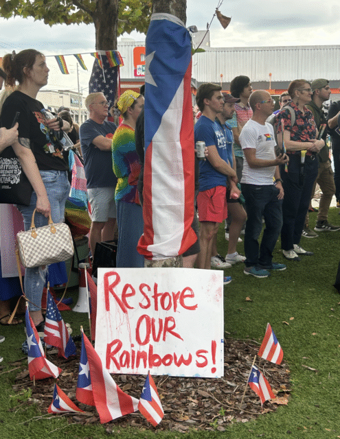 Les manifestants de la boîte de nuit de Pulse se rassemblent autour du trottoir. Photo: QueernewsDaily