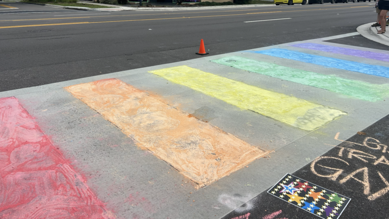 Les résidents d'Orlando repeignent les contre-piétons de la boîte de nuit Pulse après l'indignation des étincelles de retrait de l'État