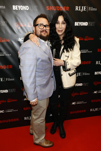 Chaz Bono et Cher assistent à la première de Los Angeles de "Little Bites" présenté par Beyond Fest à Aero Theatre le 03 octobre 2024 à Santa Monica, en Californie.