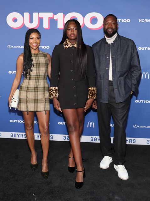 Gabrielle Union, Zaya Wade et Dwyane Wade assistent à la célébration OUT100 à Neuehouse Hollywood le 11 décembre 2024 à Hollywood, en Californie.
