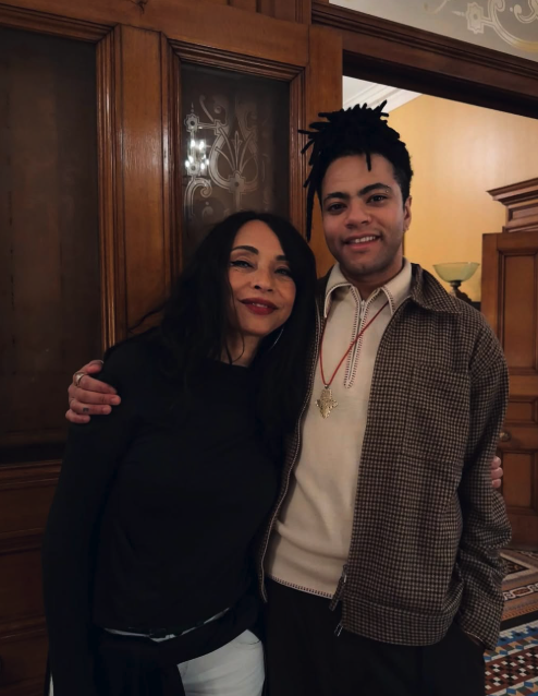 Sade avec son fils, Izaak Theo.