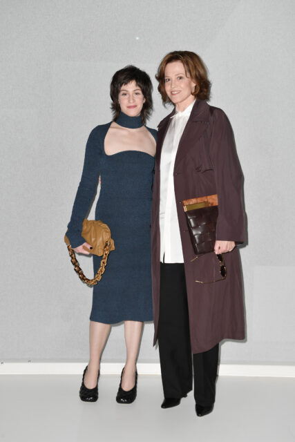 Char Simpson et Sigourney Weaver assistent au défilé de mode Bottega Veneta pendant la Milano Fashion Week automne / hiver 2020 - 2021 le 22 février 2020 à Milan, en Italie.
