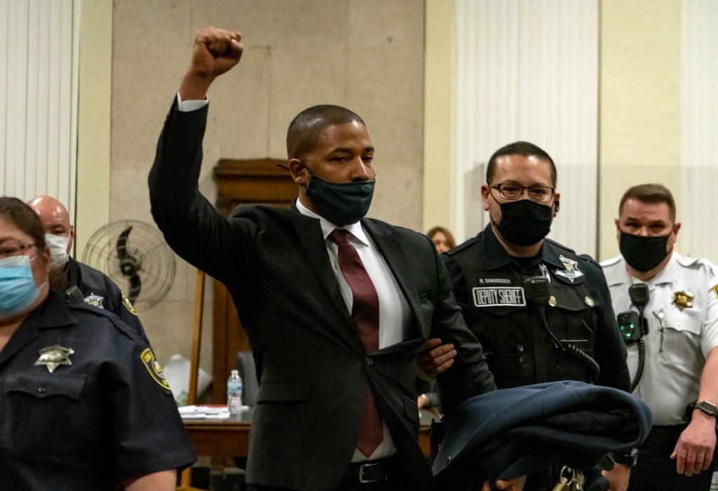 L'acteur Jussie Smollett est conduit hors de la salle d'audience après avoir été condamné au bâtiment de la cour pénale de Leighton le 10 mars 2022 à Chicago, Illinois. Il porte un costume noir et un masque covide.