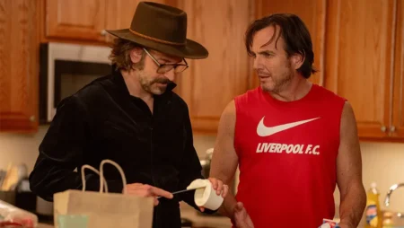 «Est-ce que ce truc de Bradley Cooper? Sert la crise de la quarantaine avec l'esprit debout pour Laura Dern et Will Arnett