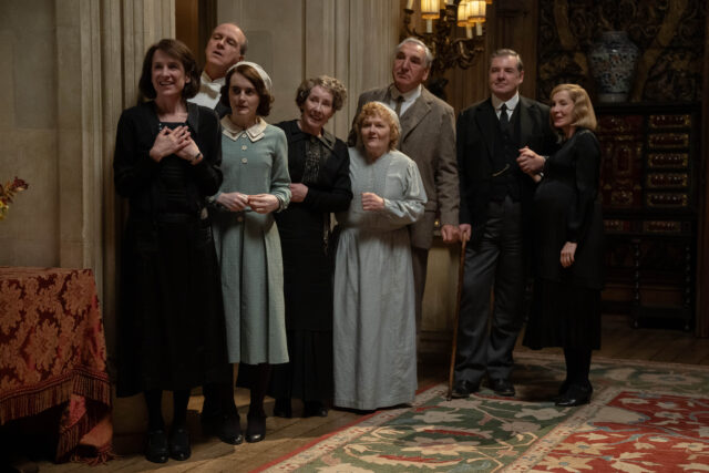 (L à R) Raquel Cassidy incarne Miss Baxter, Kevin Doyle en tant que M. Molesley, Sophie McShera en tant que Daisy Parker, Phyllis Logan dans le rôle de Mme Hughes, Lesley Nicol en tant que Mme Patmore, Jim Carter en tant que M. Carson, Brendan Coyle comme M. Bates et Joanne Froggatt en tant qu'Anna Bates dans Downton Abbey: le Grand Finale. Crédit: Rory Mulvey / © 2025 Focus Fonctionnalités LLC