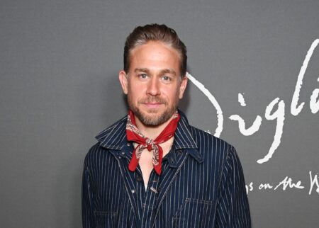 Première regard officiel sur Charlie Hunnam comme tueur en série Ed Gein dans Monsters Saison trois