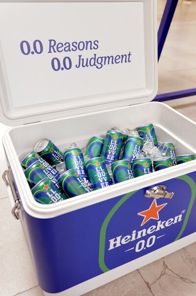 La star de Heineken 0.0 Taps 'Overcompensant' Benito Skinner pour aider à encourager zéro jugement autour de la modération pendant l'Open des États-Unis. 