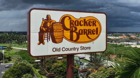 Cracker Barrel vient d'effacer ses efforts de fierté, de vétéran, de femmes et de DEI au milieu du logo du logo