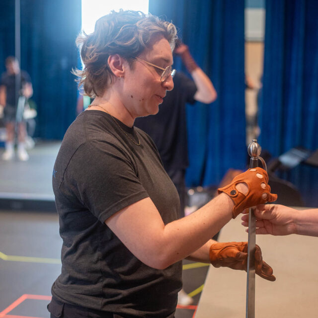 Em Adam Rosenberg en répétition pour «Treasure Island» à Children's Theatre Company. Photo de Kaitlin Randolph