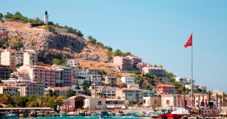 Asie, Turquie, côte égéenne du sud, Kusadasi, View de la ville. (Groupe d'images Marka / Universal via Getty Images)