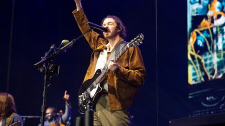 Hozier se ferme avec le drapeau de la fierté lors de la finale émotionnelle des terres extérieures en disant que «la compassion est une forme de résistance»