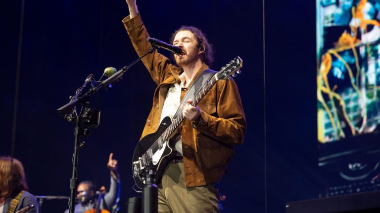 Hozier se ferme avec le drapeau de la fierté lors de la finale émotionnelle des terres extérieures en disant que «la compassion est une forme de résistance»