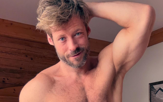 L'étoile de Wheel of Time Taylor Napier suinte le sex-appeal dans une nouvelle séance photo torride