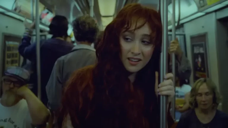 Le clip de «The Subway» de Chappell Roan est une Daydream au cœur brisé et à haute teneur