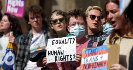 Les directives du CEHRC suggèrent d'interdire les femmes trans de tous les espaces publics uniques, revendique le temps
