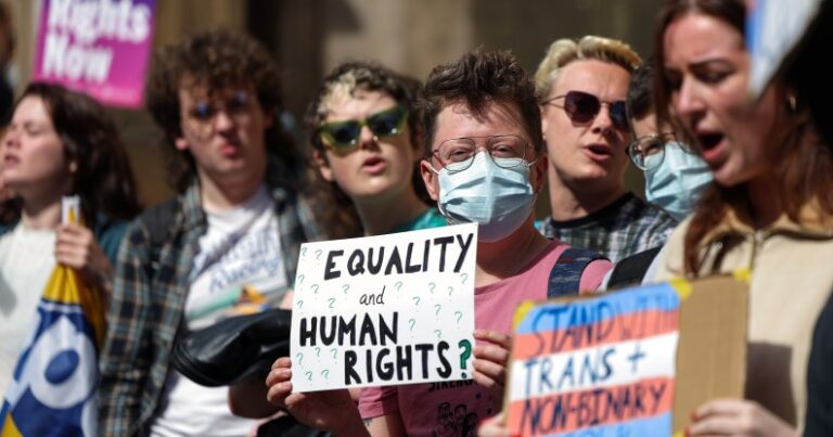 Les directives du CEHRC suggèrent d'interdire les femmes trans de tous les espaces publics uniques, revendique le temps