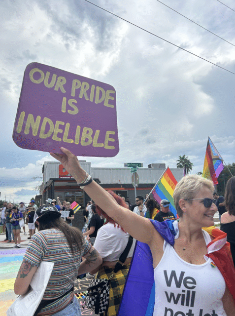 Les manifestants de la boîte de nuit de Pulse se rassemblent autour du trottoir. Photo: QueernewsDaily