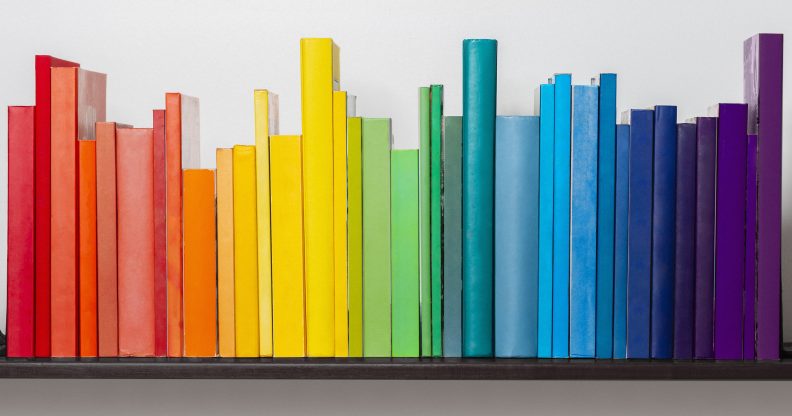 Livres multicolores sur la bibliothèque.