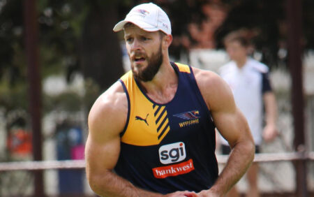 Mitch Brown sort, fait l'histoire comme le premier homme queer dans l'histoire de 129 ans d'AFL