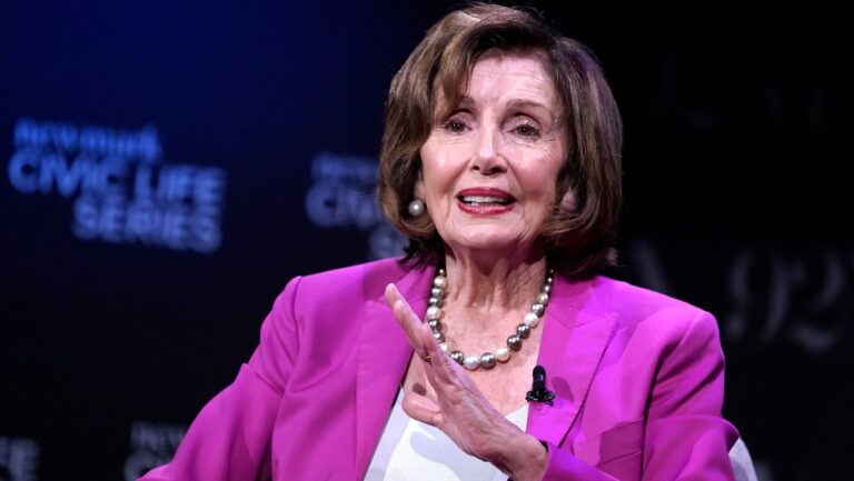 Nancy Pelosi soutient les protections nationales pour les jeunes trans au milieu des interdictions d'affirmation des sexes