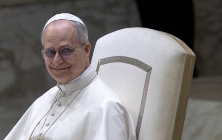 Le pape Leo rencontre un avocat catholique LGBTQ + et promet de la continuité de l'héritage progressif de Francis