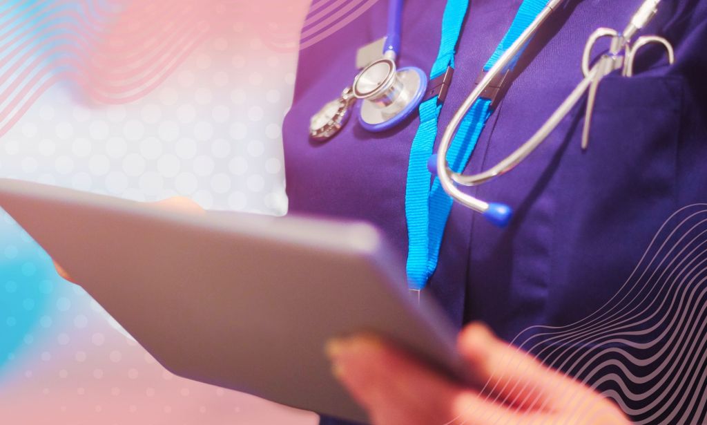 Une infirmière du NHS dans une formation éditée.