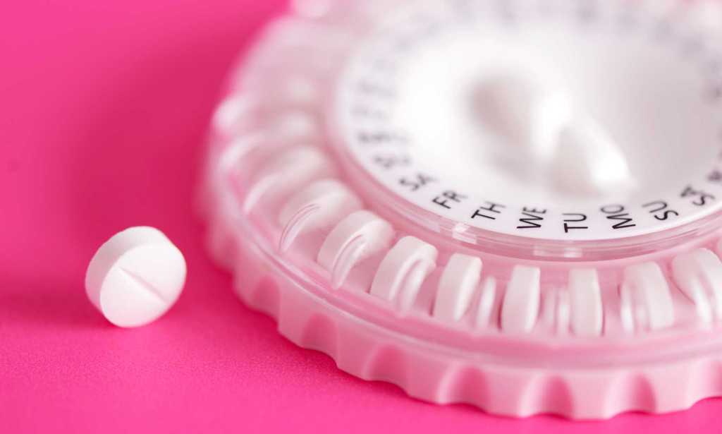 Pilule HRT à côté du distributeur de pilules