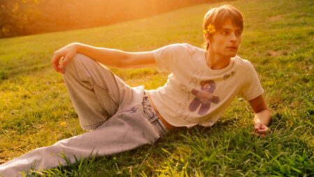 Corey Fogelmanis entre dans une nouvelle ère: de Disney Darling à queer Storyteller