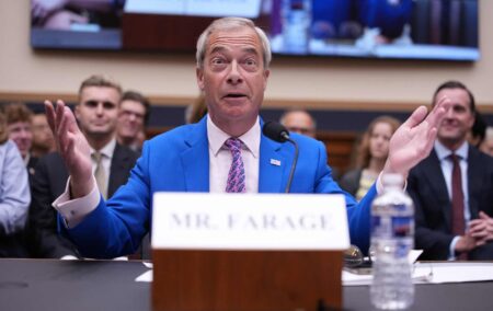 Le membre du Congrès américain appelle Nigel Farage un `` Trump Sycophant, qui aime Poutine '' - à son visage