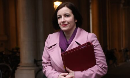 Le CEHRC envoie des directives finalisées sur les espaces uniques trans à l'égalité britannique des ministres des égalités