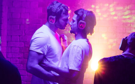 Une nuit comme ceci: Alexander Lincoln et Jack Brett Anderson trouvent la connexion dans la première bande-annonce officielle