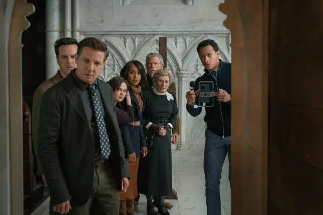 Réveiller le mort: un mystère de couteaux. (LR) Andrew Scott, Jeremy Renner, Caiee Spaeny, Kerry Washington, Thomas Haden Church, Glenn Close, Kerry Washington et Daryl McCormack dans Wake Up Dead Man: A Knives Out Mystery. Cr. John Wilson / Netflix © 2025