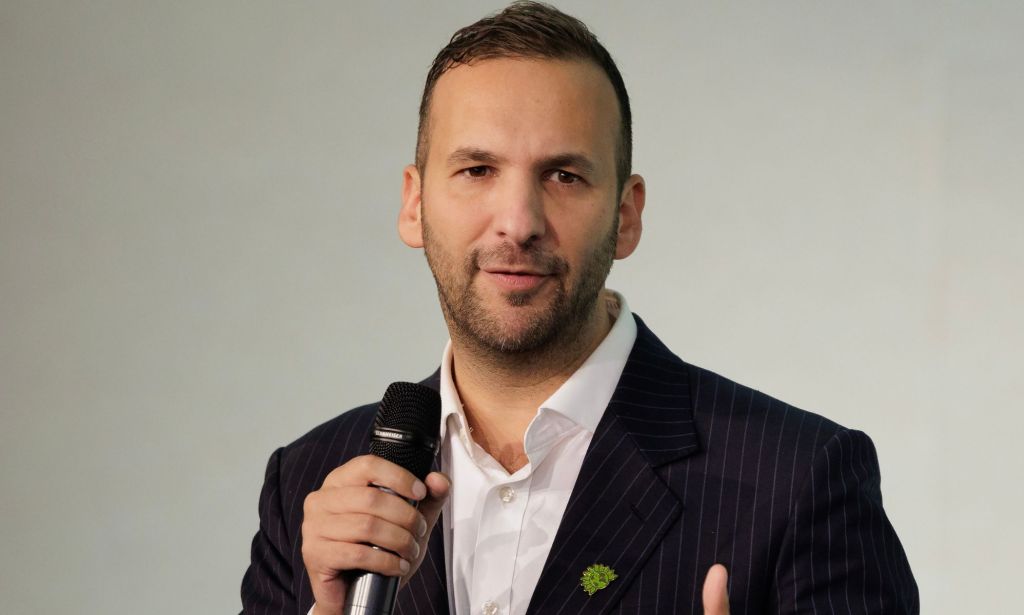 Zack Polanski, illustré.