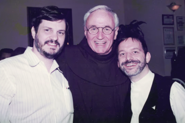 Tom Moulton, le révérend Mychal Judge et Brendan Fay le 11 mai 1998, au restaurant Il Campanello à New York, NY