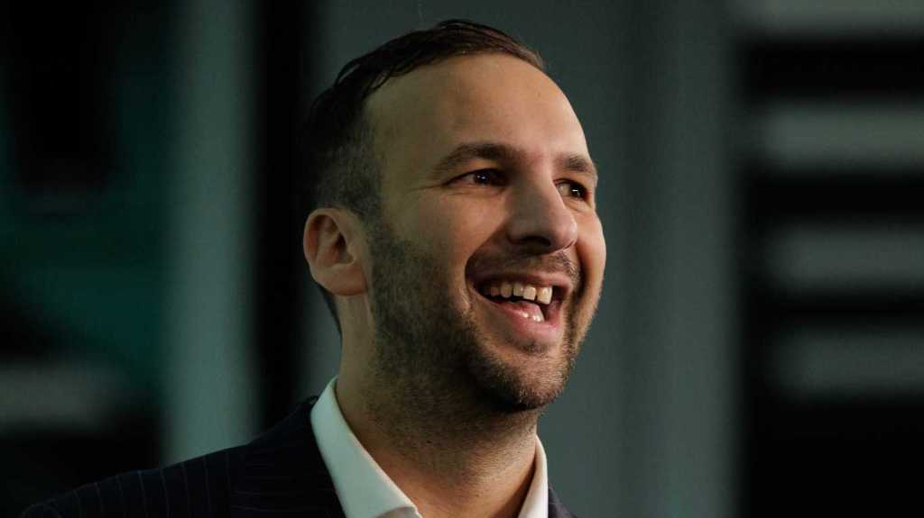 Zack Polanski, chef du Parti vert, s'exprime aux délégués au Brighton Center le 07 octobre 2023 à Brighton, en Angleterre.