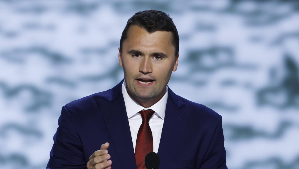 Charlie Kirk parle sur scène le premier jour de la convention nationale républicaine