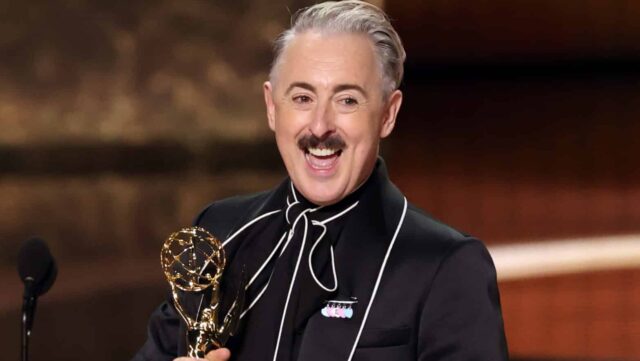 Alan Cumming accepte le prix du programme de concours de réalité exceptionnel pour "The Traitors" sur scène lors des 77th Primetime Emmy Awards au Peacock Theatre le 14 septembre 2025 à Los Angeles, en Californie.