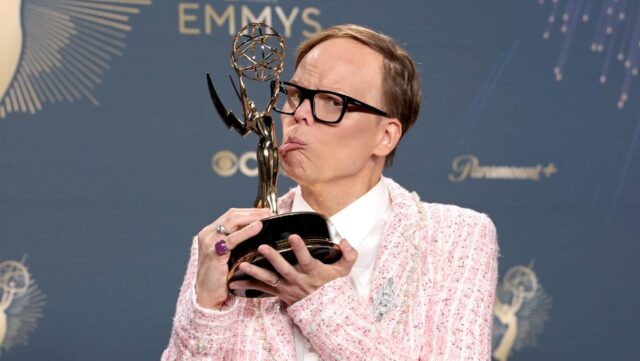 Jeff Hiller, vainqueur de l'acteur de soutien exceptionnel dans une série de comédie pour "Somebody Somewhere", pose dans la salle de presse lors des 77th Primetime Emmy Awards au Peacock Theatre le 14 septembre 2025 à Los Angeles, en Californie.