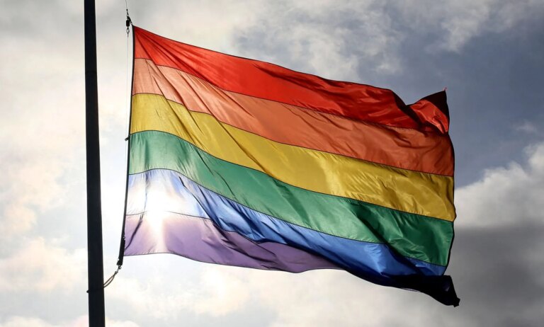 West Hollywood a claqué pour les drapeaux de fierté volants en demi-mast en l'honneur de Charlie Kirk