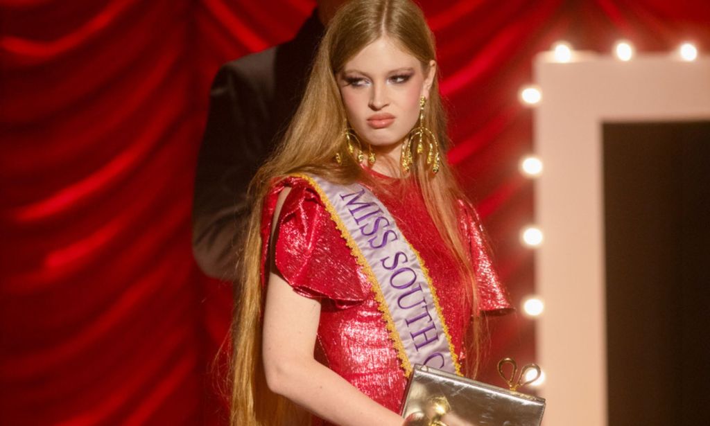 Vivian Jenna Wilson dans une robe rouge et une ceinture pour Miss USA 1991 d'Alexis Bittar.