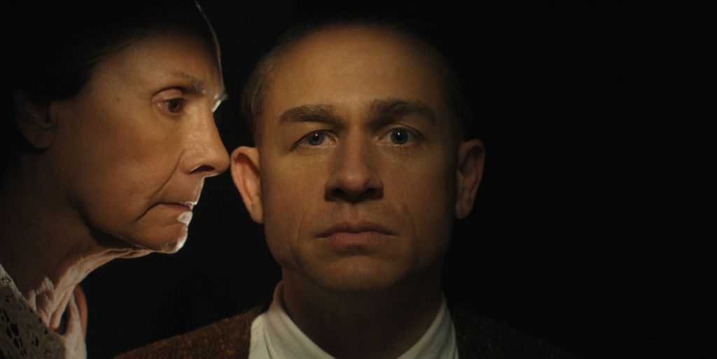 Charlie Hunnam et Laurie Metcalf jouent à Monster en tant qu'Ed Gein et sa mère Augusta.