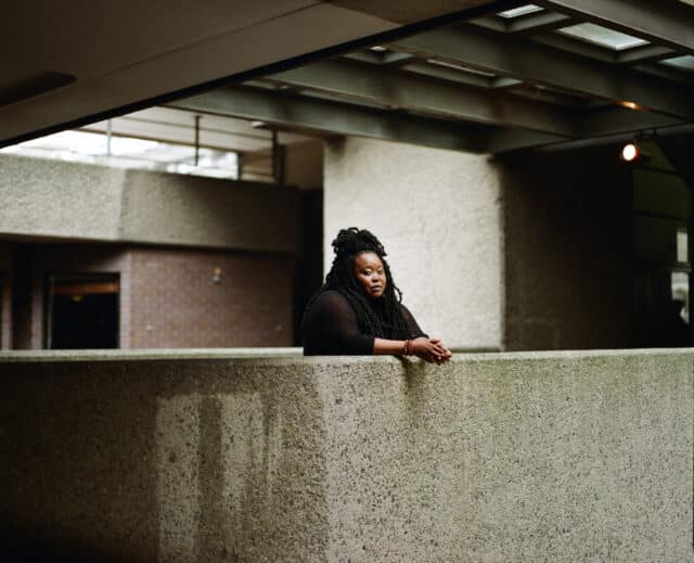 La star de «Mercredi» Luyanda Unati Lewis-Nyawo s'adresse sur le shérif Santiago, la visibilité queer, la drag et son amour de l'horreur, de l'anime et du pain à l'ail le chat.