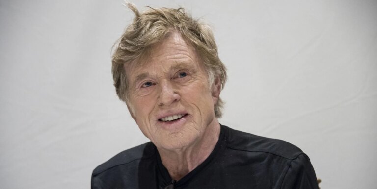 L'icône hollywoodienne Robert Redford, qui a joué un acteur bisexuel en 1965, le rôle du cinéma, décède à l'âge de 89 ans Robert Redford smiles while wearing a black shirt and sitting against a grey background.