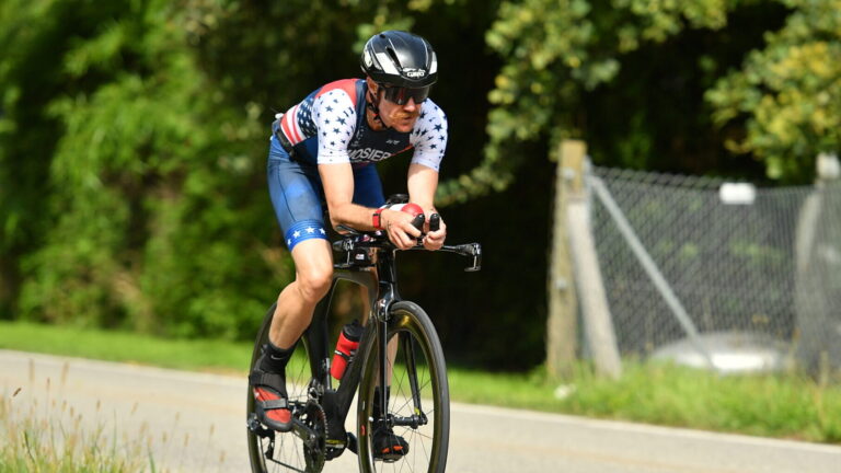 L'athlète trans Chris Mosieron sur les championnats du monde du Duathalon: cette course «se sent particulièrement lourde» à une époque de recul politique