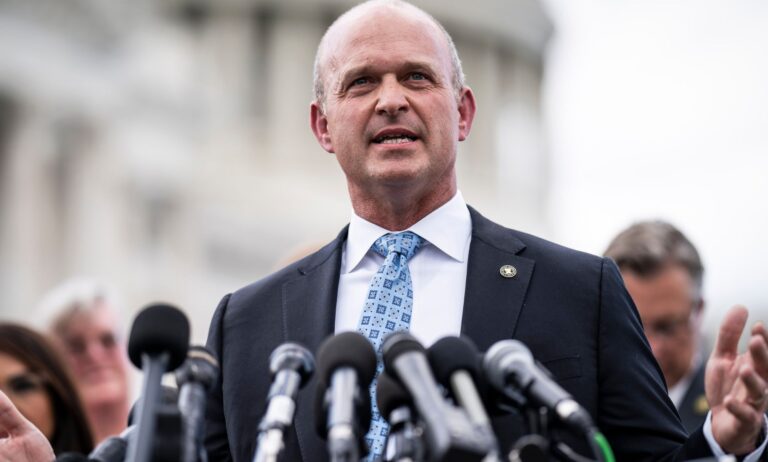 Les créateurs du projet 2025 exhortent le FBI à marquer les «extrémistes trans» une menace terroriste Les créateurs du projet 2025 exhortent le FBI à marquer les «extrémistes trans» une menace terroriste