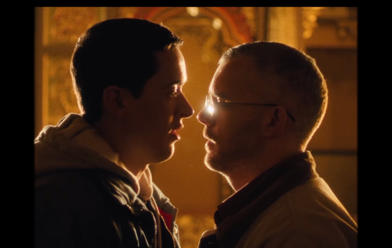 Le clip en civil en civil de plaine excitée voit Russell Tovey et Tom Blyth devenir très intime Tom Blyth and Russell Tovey in Plainclothes. Silohetted faces very close together in the corner of a cinema lobby.