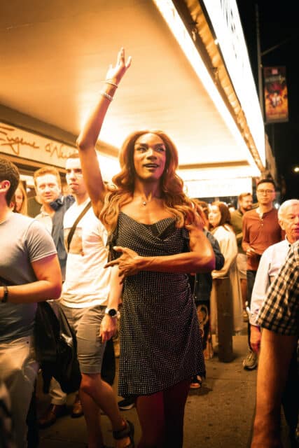 Drag Experiences lance la première tournée de vie nocturne post-Broadway de NYC, le théâtre de mélange, les cocktails et la traînée pour une nuit inoubliable.