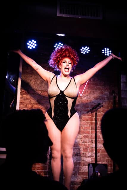 Drag Experiences lance la première tournée de vie nocturne post-Broadway de NYC, le théâtre de mélange, les cocktails et la traînée pour une nuit inoubliable.